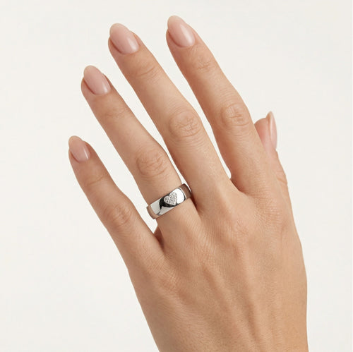 Anillo de boda macizo de oro blanco con corazón
