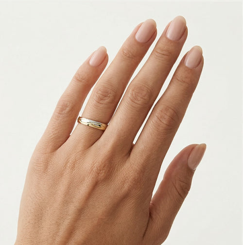 Anillo de boda de oro bicolor tallado y brillante