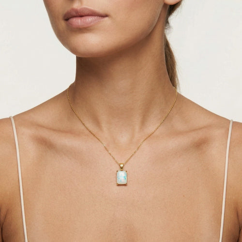 Colgante de oro con ópalo blanco rectangular