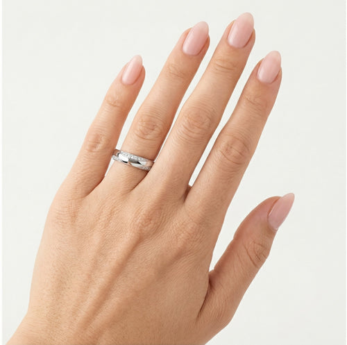 Anillo de boda ancho y elegante de oro blanco