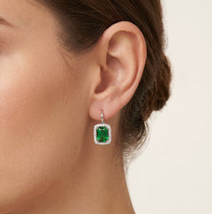 Boucles d’oreilles pendantes avec émeraudes en or blanc