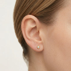Pendientes de botón con circonitas cúbicas talla redonda en oro amarillo