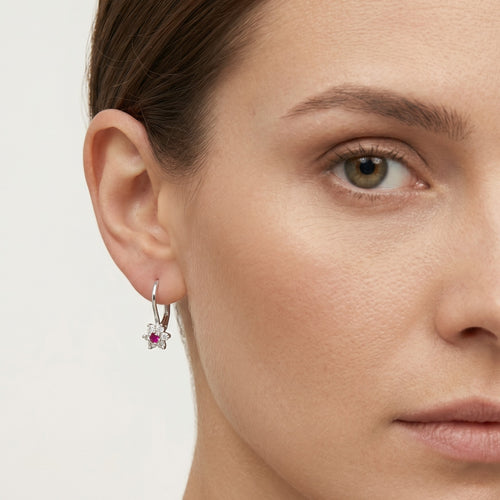 Boucles d’oreilles florales en or blanc avec rubis et éclat de zircone