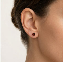 Pendientes de oro amarillo con granate redondo.