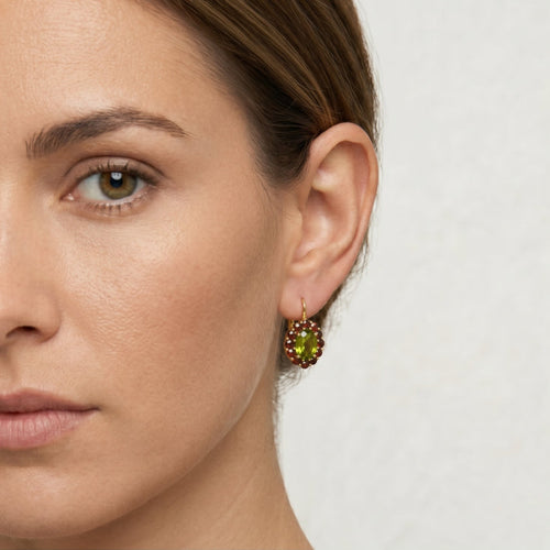 Boucles d’oreilles pendantes en or avec grenat et moldavite
