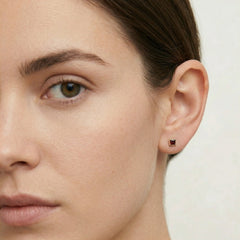 Jednoduché náušnice ze žlutého zlata se solitérem granátu