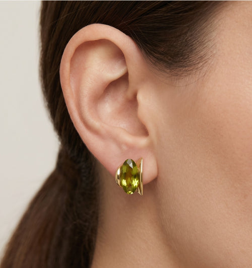 Boucles d’oreilles pendantes élégantes en or 14 kt avec moldavite