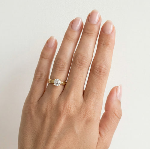 Anillo clásico de zirconio cúbico en oro amarillo