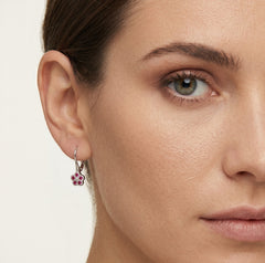 Boucles d'oreilles pendantes en forme de fleur avec accent en rubis
