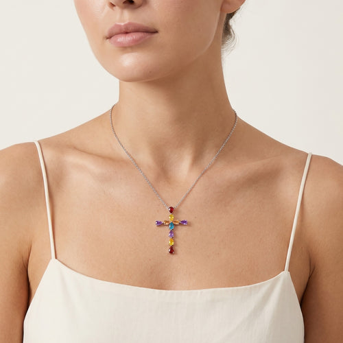 Stříbrný přívěsek ve tvaru kříže s drahými kameny