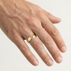 Anillo clásico de oro con alto pulido.