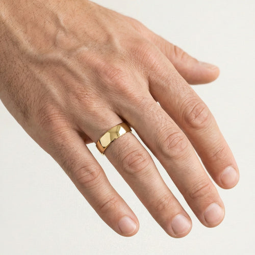 Anillo clásico de oro con alto pulido.