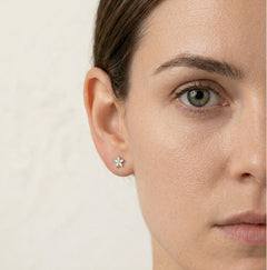 Stříbrné náušnice drobné zirkonové květy