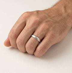 Anillo de boda de platino con acabado mate