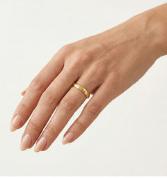 Detaillierter Gelbgold-Ehering