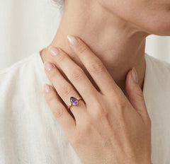 Prsten z růžového zlata s ametystem a diamanty