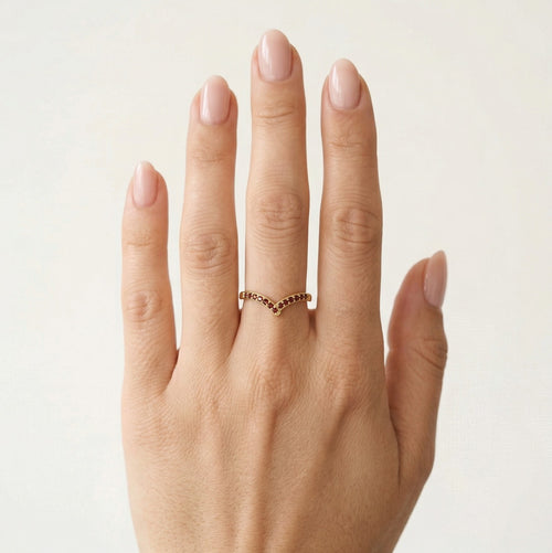Anillo en forma de V con granate