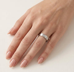 Anillos de boda elegantes de oro blanco mate