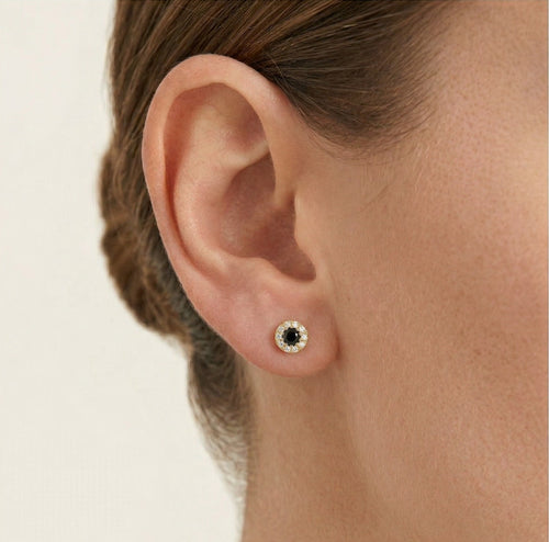 Boucles d’oreilles clous en or jaune avec onyx noir en halo de zirconiums