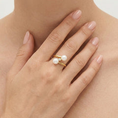  Kroucený zlatý prsten s dvojitou perlou