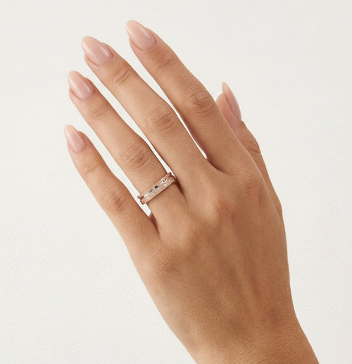 Anillo de boda de oro rosa con línea de rodio