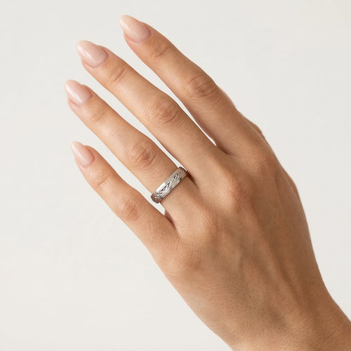 Bague de fiançailles en or blanc avec technique de gravure unique