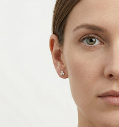 Boucles d'oreilles en or jaune avec zirconia cubiques clairs scintillants