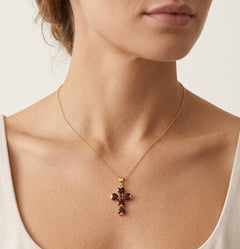Colgante cruz de granate con piedras redondas y en forma de corazón