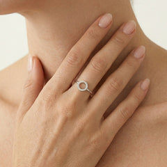 Funkelnder Ring mit Kreisdesign und Diamanten