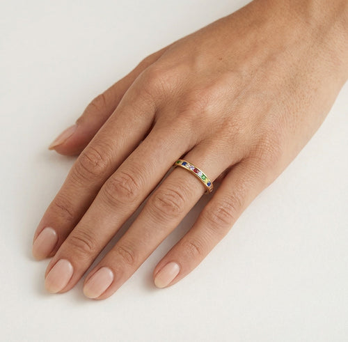 Eleganter Ring aus Gelbgold mit bunten Edelsteinen