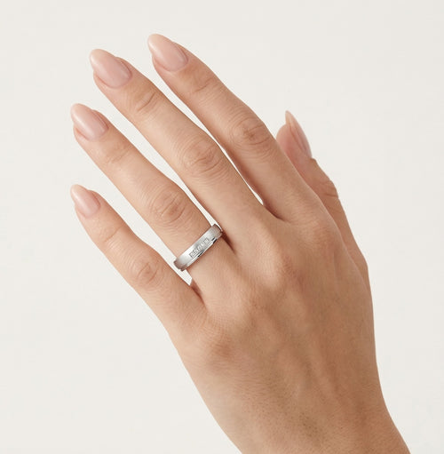 Anillo de boda de oro blanco mate con diamantes