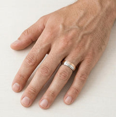 Snubní prsten z půlky růžového a bílého zlata