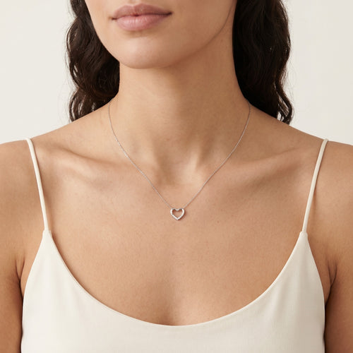 Náhrdelník z bílého zlata se srdcem a diamanty