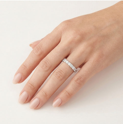 Anillo macizo de oro blanco con piedras