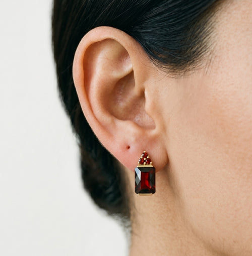 Pendientes elegantes de esmeralda y granate en corte redondo