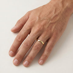 Elegante anillo de boda de oro amarillo liso