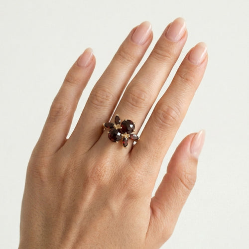 Interesting design yellow gold garnet ring