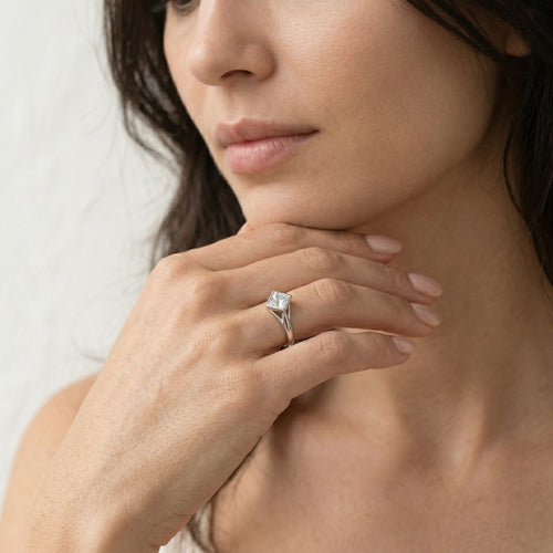 Prsten z bílého zlata s kosočtvercovým zirkonem