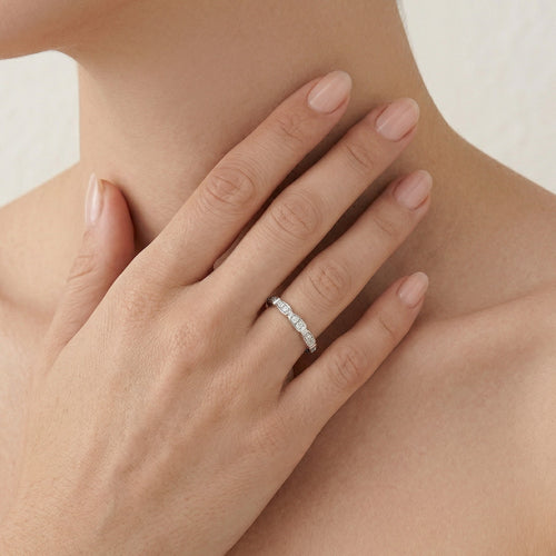 Glänzender Silberring mit Zirkonia