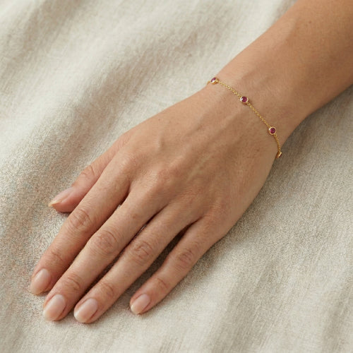 Pulsera de cadena con rubíes sintéticos