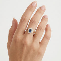 Prsten ze žlutého zlata s kubickými zirkony a safírem