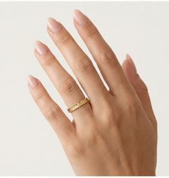 Detailní snubní prsten ze žlutého zlata