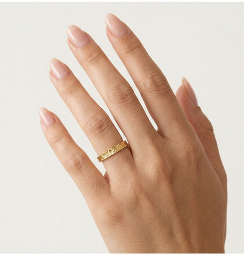 Detailní snubní prsten ze žlutého zlata