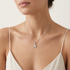 Colgante de estrella de plata con circonitas cúbicas.