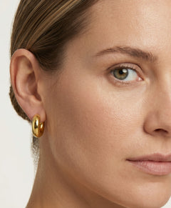 Massive ladies round earrings in yellow gold