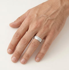 Bague de mariage en or blanc avec lignes gravées