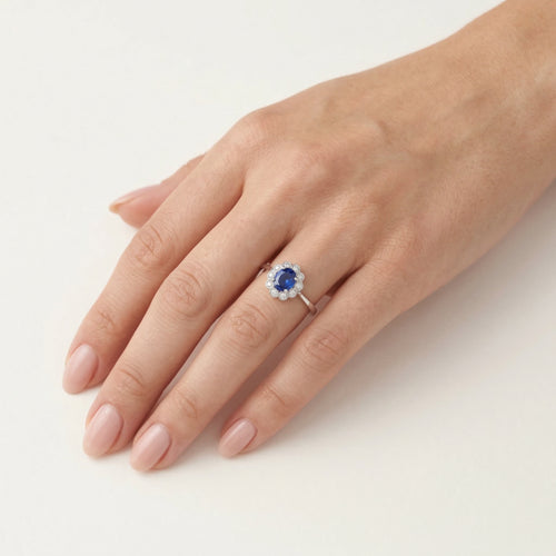 Sparkling white gold diamond ring with sapphire