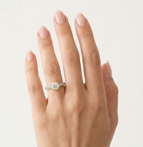 Dvouřadý zlatý prsten s drobnými zirkony