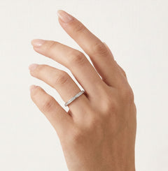 Anillo de boda sencillo y brillante de oro blanco