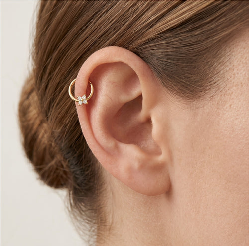 Schickes Creolenpiercing aus Gelbgold mit funkelnden Zirkonia